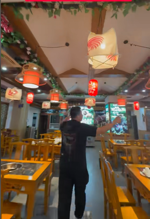泡菜鸡火锅大厅灯笼与桌椅实拍